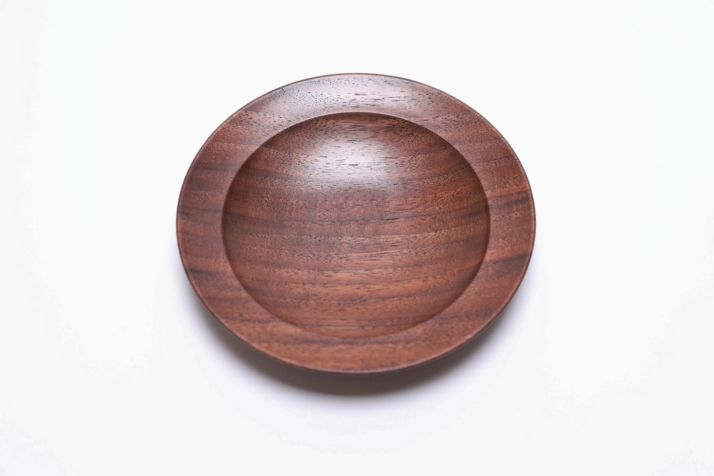 Quartersawn wild black walnut wooden ring dish, top view at 0°, showing straight growth rings and red highlights