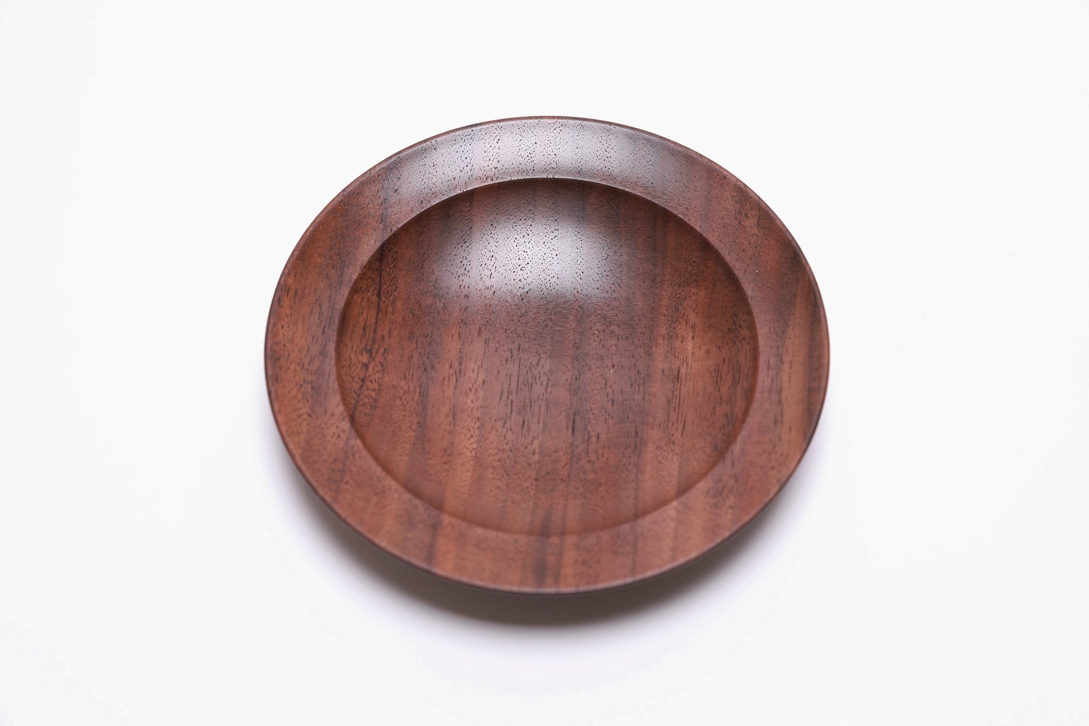 Quartersawn wild black walnut wooden ring dish, top view at 90°, highlighting dark chocolate transition lines and milk chocolate stripes
