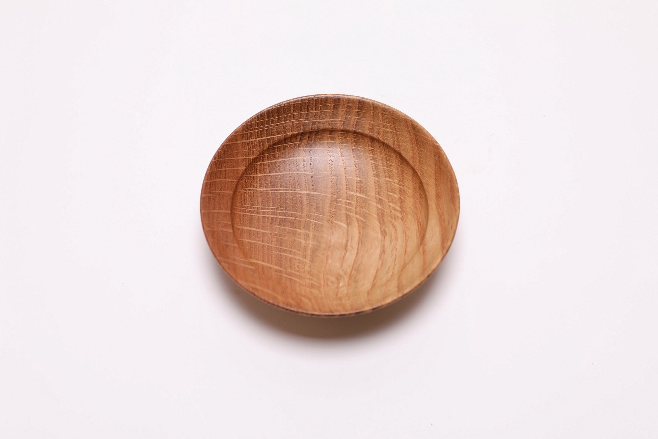 Quartersawn white oak wooden ring dish, top view at 90°, highlighting brown and amber growth ring transition lines
