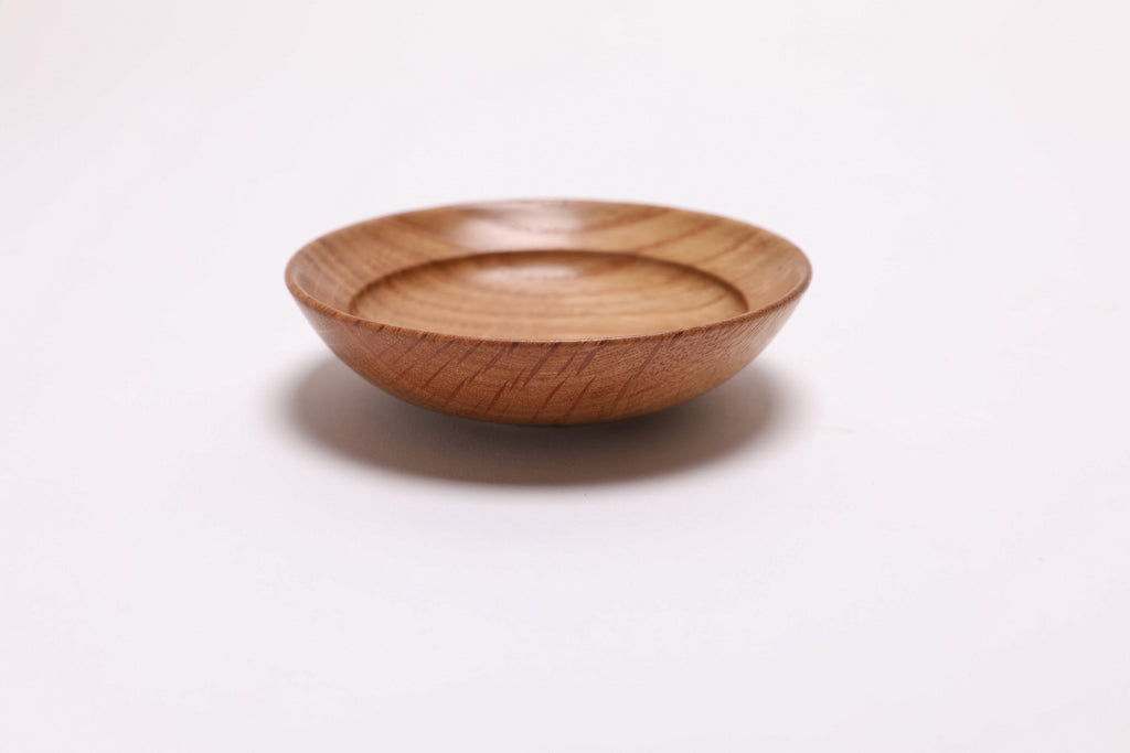 Quartersawn white oak wooden ring dish, side view at 0°, showing 1⅛" depth, curved taper, and raised foot