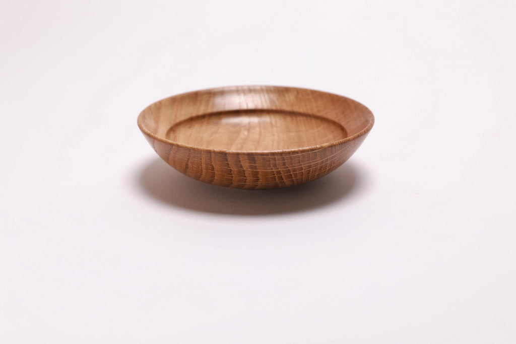 Quartersawn white oak wooden ring dish, side view at 90°, rounded rim and handcrafted profile