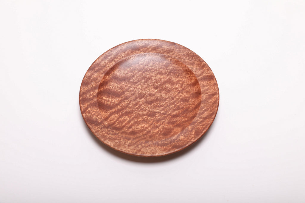 Overhead view of the dish’s curved interior and chatoyant grain