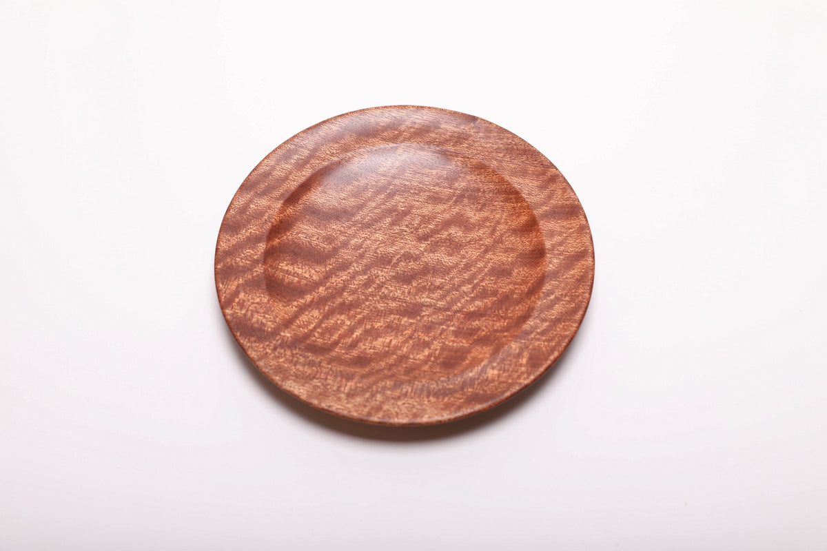 Overhead view of the dish’s curved interior and chatoyant grain